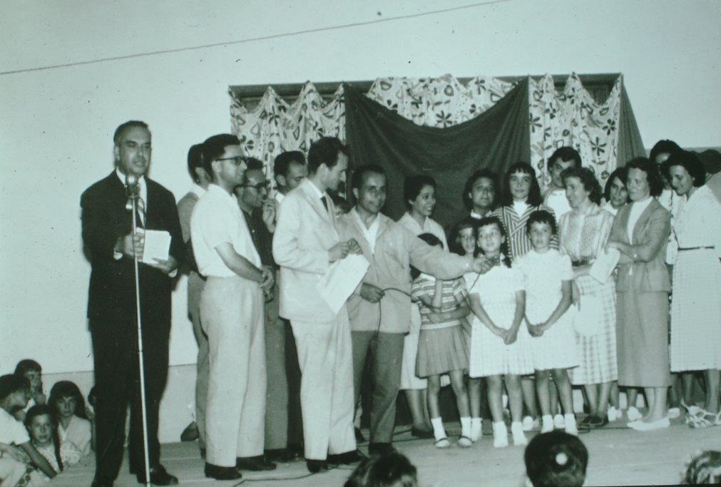 Pasolini, al centro nella foto con un microfono in mano, durante un Mariapolital a Fiera di Primiero nelle prime Mariapoli.